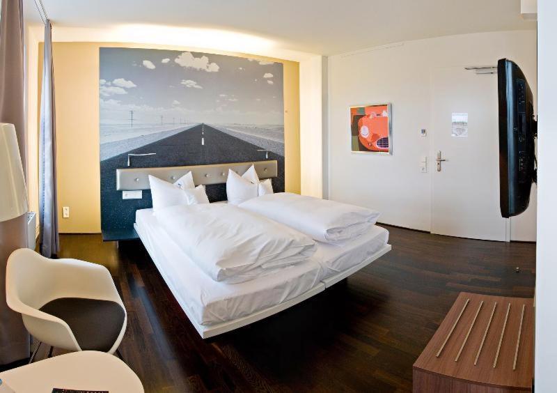 V8 Hotel Classic Motorworld Region Stuttgart بوبلنغ الغرفة الصورة