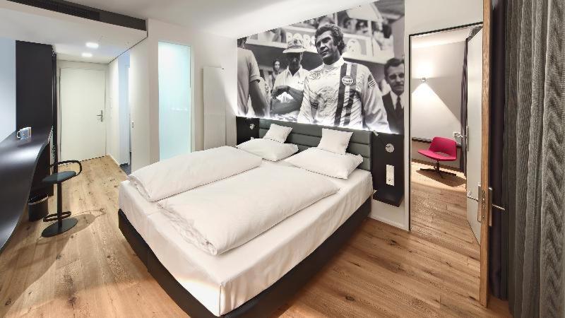 V8 Hotel Classic Motorworld Region Stuttgart بوبلنغ الغرفة الصورة